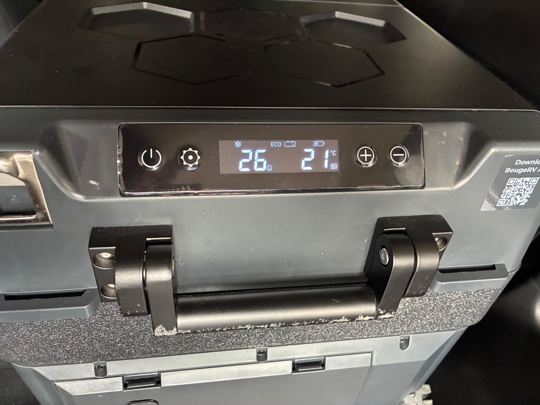 BougeRV CRD2 V2.0の操作パネル。左26℃、右21℃の表示