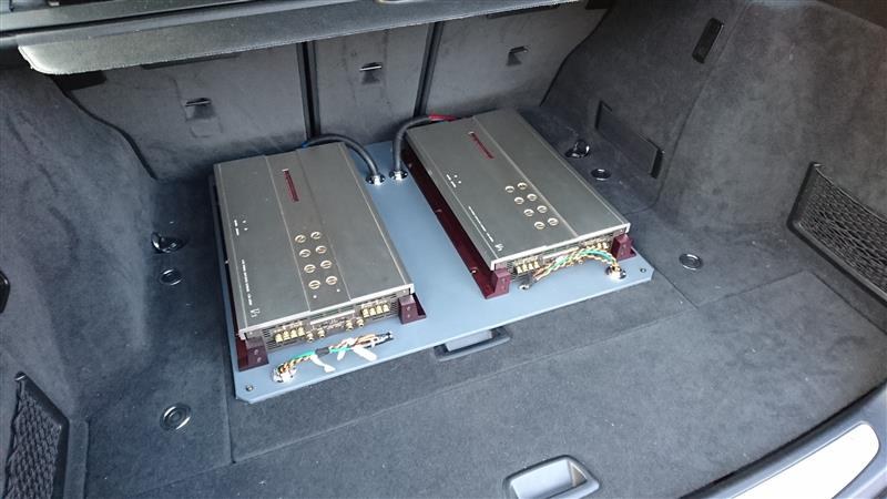 トランクに作ったアンプボードとアンプ2台
