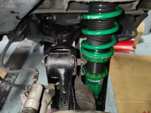 NAロードスターに装着したTEIN FLEX Zのフロント（緑のスプリングとロワーブラケット）