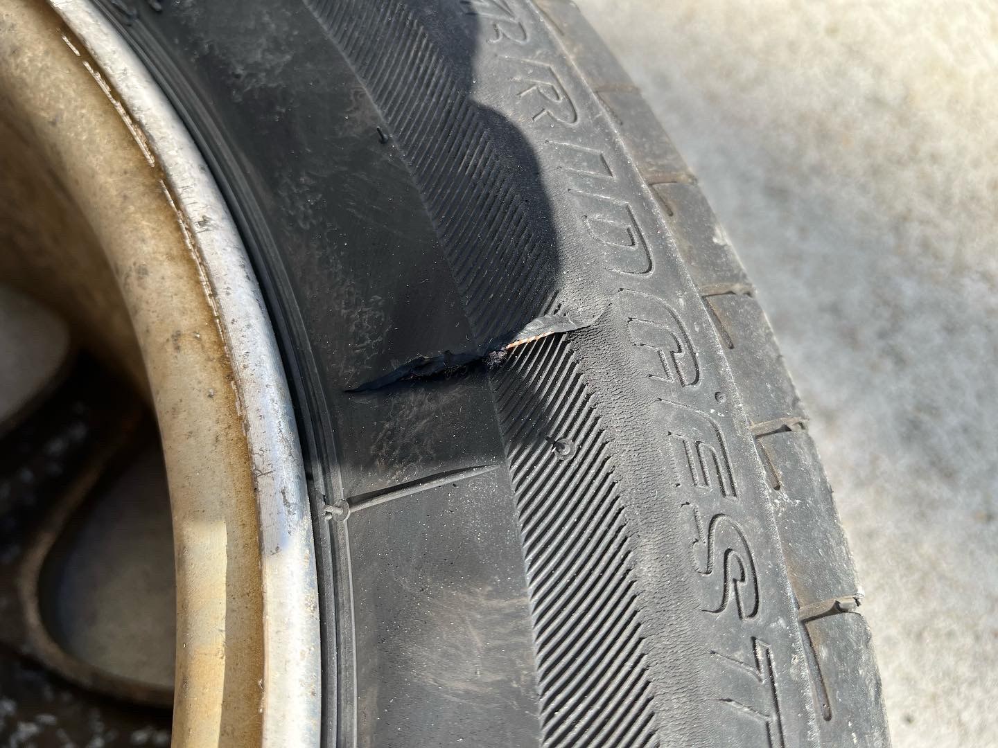 パンクしたタイヤの内側に入った亀裂